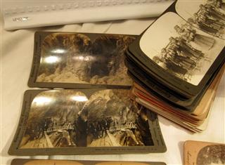 ANTIQUE STEREOSOPE VIEWER PAT APR 12,1904 WITH 70 CARDS & 5 POST CARDS
